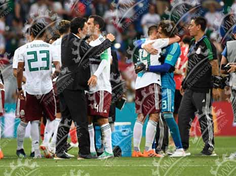 Guillermo Ochoa en abrazo con otros jugadores, Foto Barrera